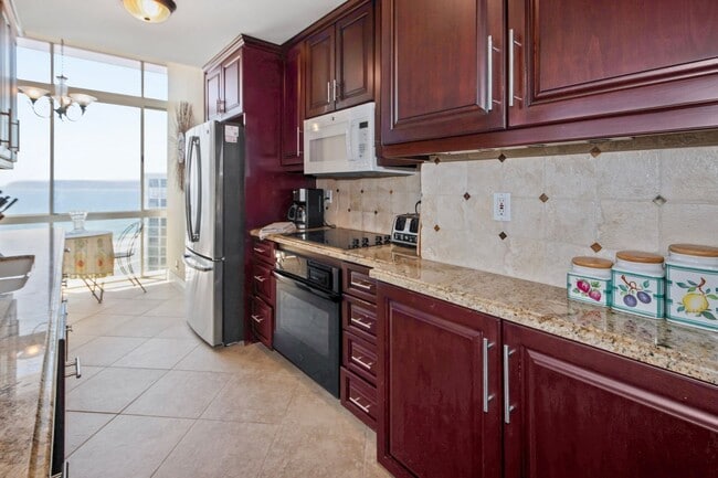 Building Photo - 1750 Avenida Del Mundo