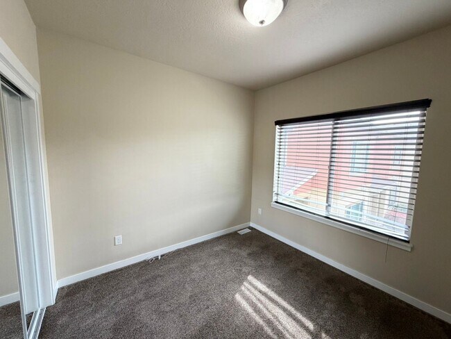 Building Photo - 3 Bed/2 Bathroom house in South Jordan