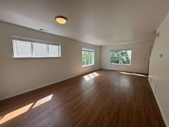 Building Photo - Available Now! Charming Home Across from Judkins Park