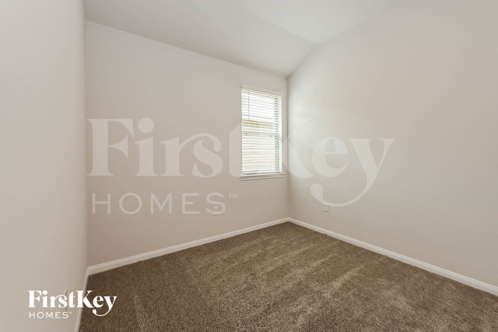 Building Photo - 14775 Country Club Dr