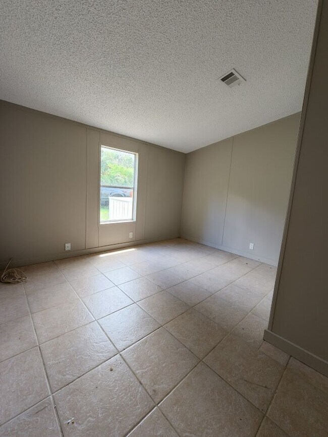 Building Photo - 4 BED 2 BATH,  3 ACRES,  FENCED PADDOCK