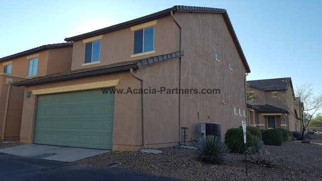 Building Photo - Beautiful Three Bedroom 2 and 1/2 Bath Home