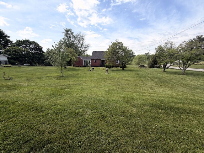 Building Photo - Hilltop Charm in Floyds Knobs – Spacious All-Brick Beauty with Room to Grow!