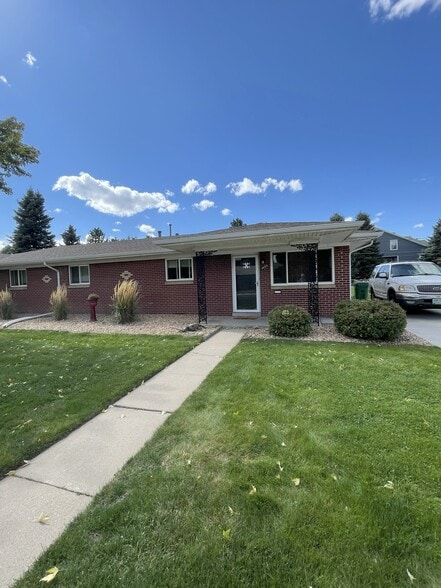 Front - 4665 Field St