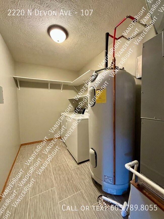 Building Photo - 2220 Devon Ave