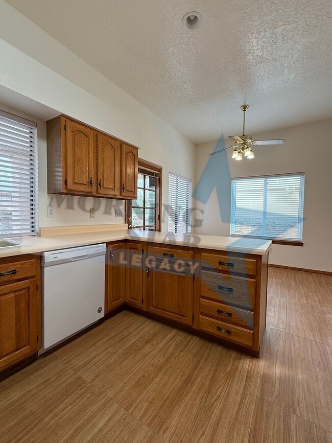 Building Photo - Move-in Special! Charming Home with Mountain Views!