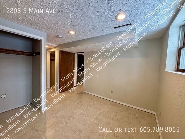 Building Photo - 2808 S Main Ave