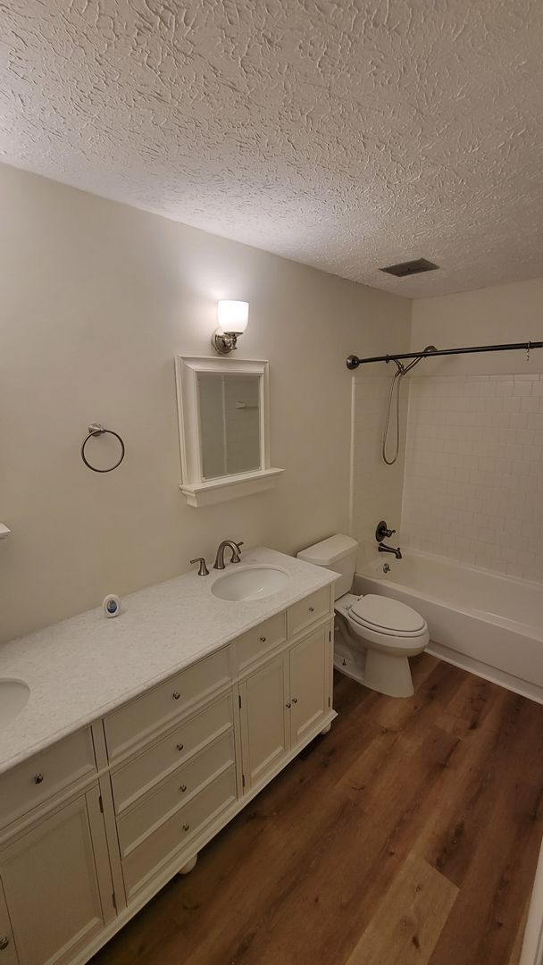 Building Photo - Renovated Condo Available in Sandy Springs!