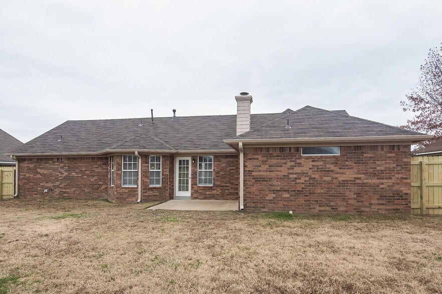 Building Photo - 7457 Jennifer Dr