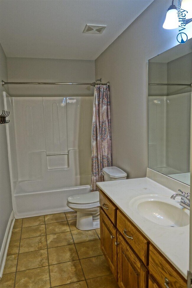 Building Photo - 16992 Woodhaven Dr
