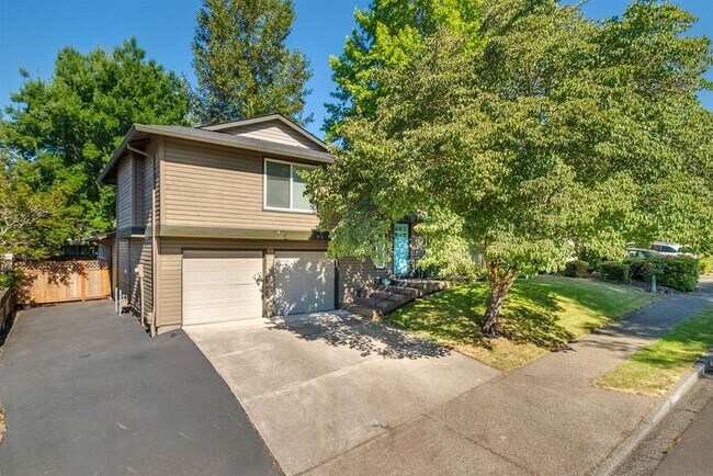Building Photo - 4 bedroom 3 bath home in Tualatin with separate living quarters