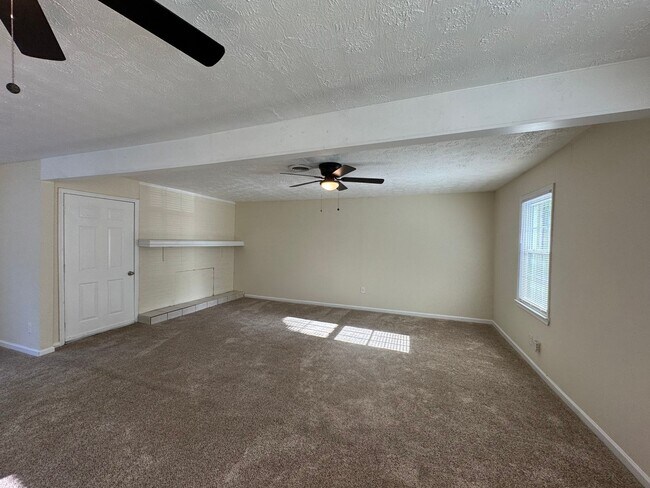 Building Photo - 3 Bedroom 2 Bath (w/ Bonus Room) & Spacious Living Area