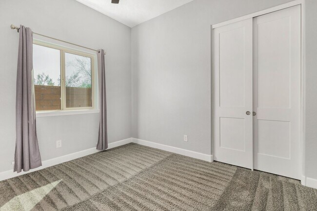 Building Photo - STUNNING HOME IN PEORIA