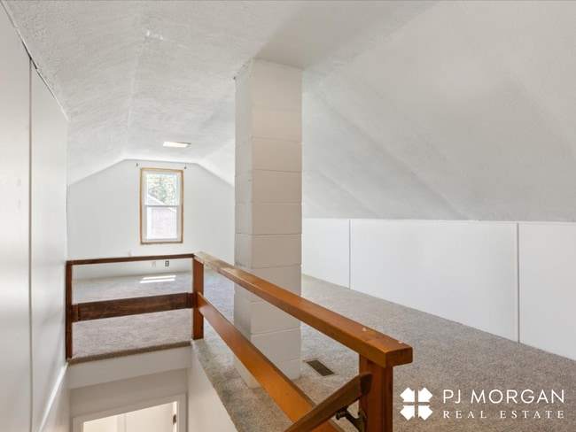 Building Photo - 3 bedroom , 2 bathroom House - Recently Up...