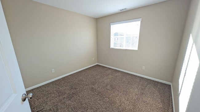 Building Photo - 4 bedroom 2.5 bathroom home