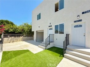Building Photo - 734 E 52nd St