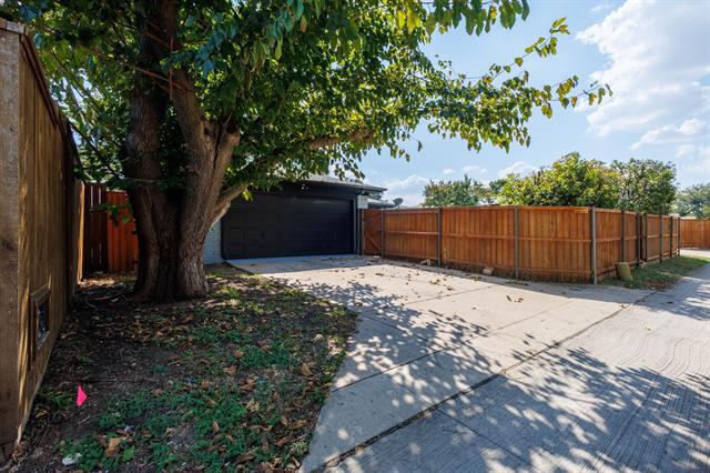 Building Photo - 2121 Poppy Ln