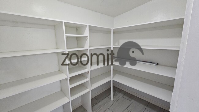 Building Photo - Wonderful home, convenient location