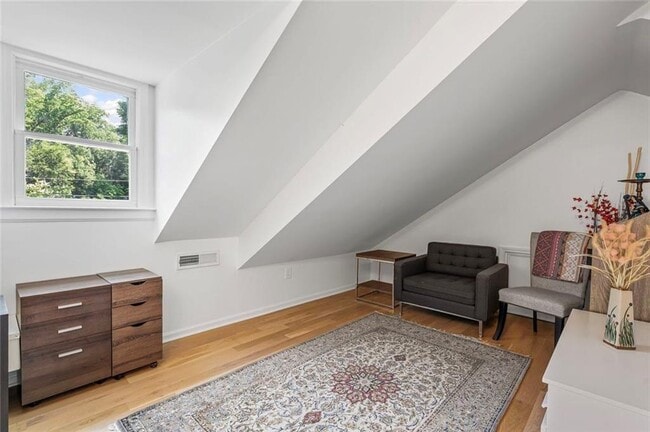 Building Photo - 346 Redland Rd NW