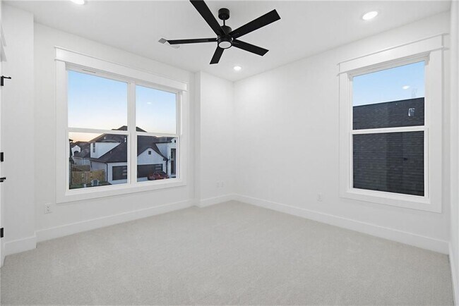 Building Photo - 431 Hedge Dr