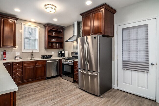 Building Photo - 334 S Wisconsin Ave