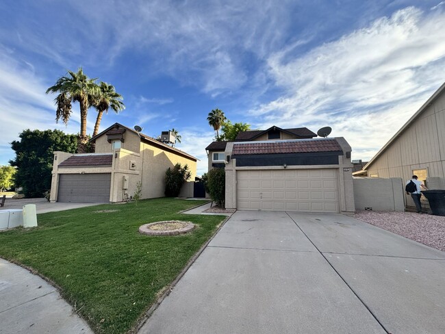 Building Photo - Great 3 bedroom 2 bath culdesac lot with fireplace