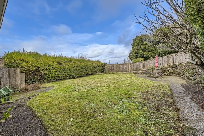Building Photo - Updated 2bed/1bath Home with Attached Garage in Fremont!!