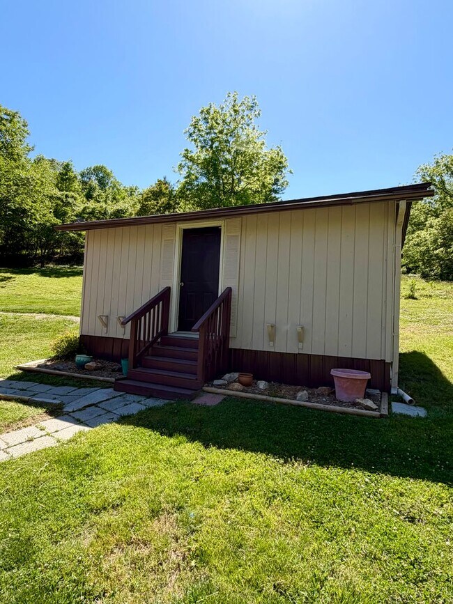 Building Photo - Adorable 2 bedroom farmhouse 10 minutes to Downtown Asheville