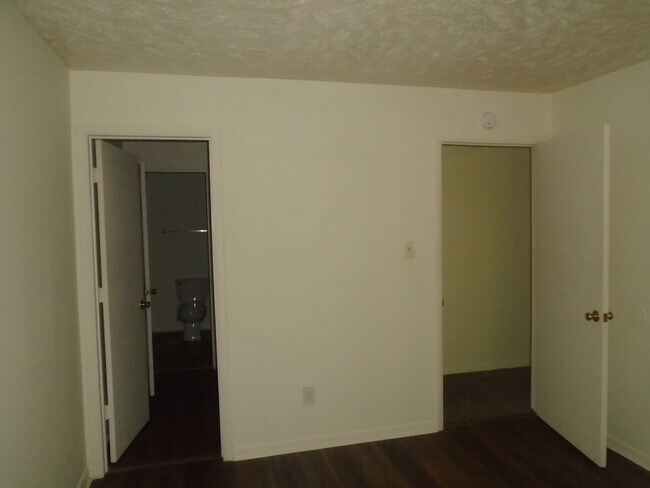 Building Photo - 2 bedroom 2 bath!