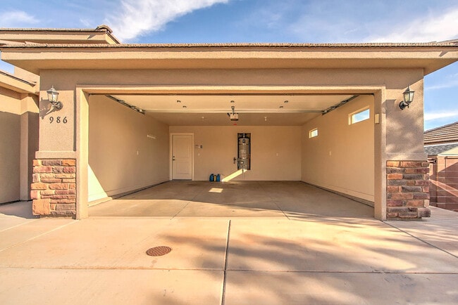 Building Photo - 3 bed 2 bath home with fully-fenced yard