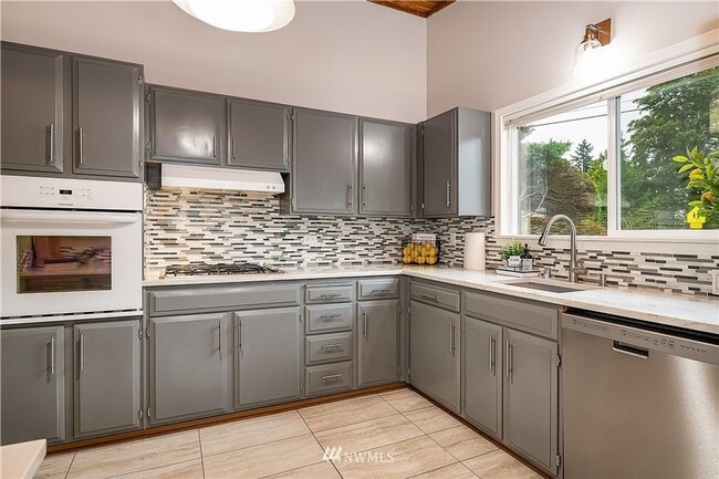 Building Photo - Newport Hills 3bed/1bath Home!