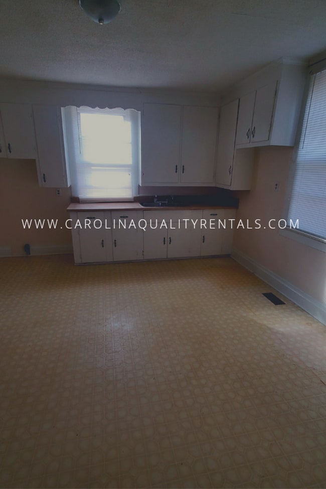 Building Photo - 2 bed 1 bath house