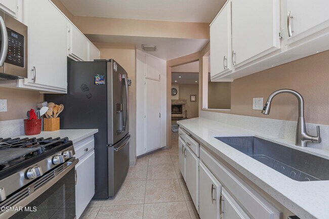 Building Photo - 7211 Cozycroft Ave