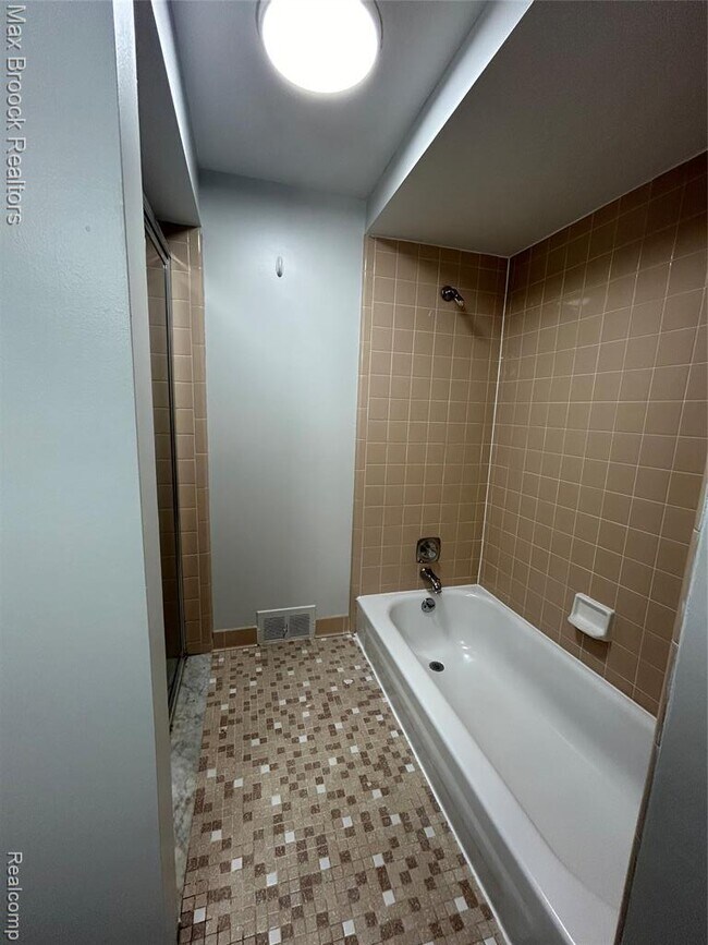 Building Photo - 2081 Babcock Dr
