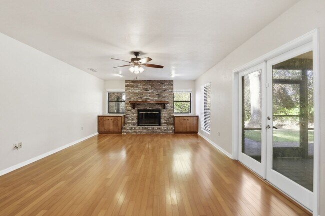Building Photo - 4 Bedroom, 3 Bath House on 1 Acre in Fox Grove
