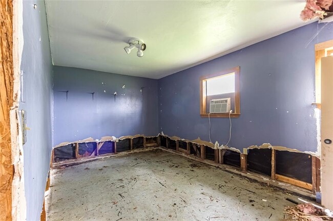 Building Photo - 5311 Pine Ave