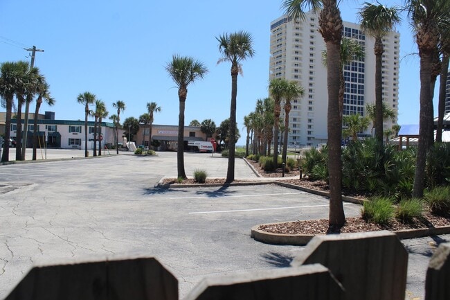 Building Photo - Half duplex close to the beach!