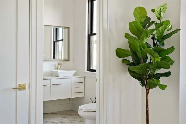 Building Photo - 98 Bennington St