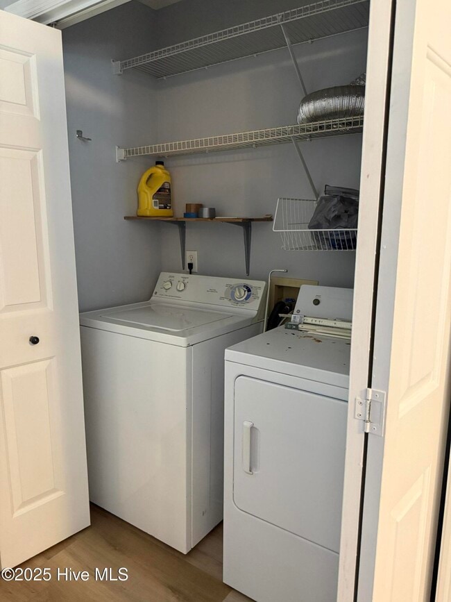 Building Photo - 1308 E Oak Island Dr