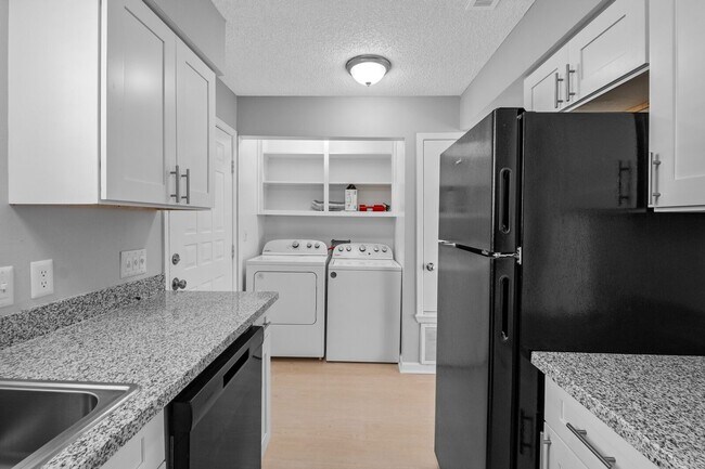 Building Photo - Modern 3-Bed, 2.5-Bath Apartment with Granite Kitchen & New Appliances!
