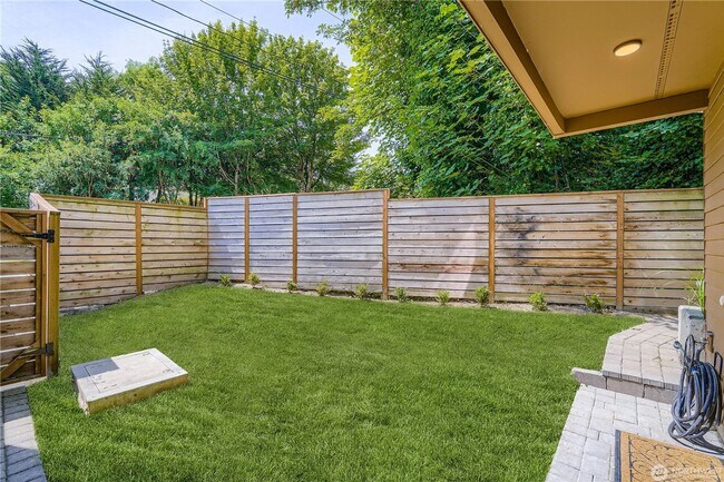 Building Photo - Spacious end-unit 3 bed townhome near Seat...