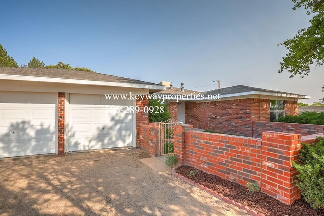 Building Photo - 3 bedroom home plus CASITA!