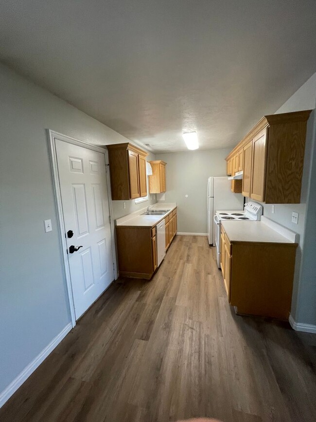 Building Photo - Comfy Spanish Fork Townhome (End Unit)