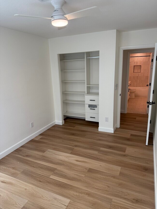 Building Photo - 3624 W Elgin St