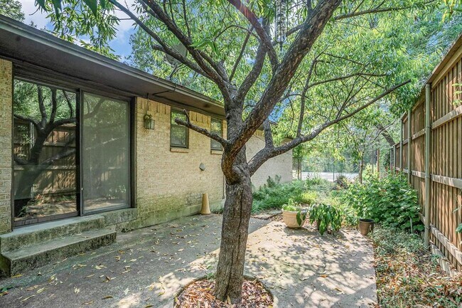 Building Photo - 2913 Ridgedale Dr