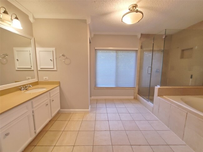 Building Photo - 3323 Green Fields Dr