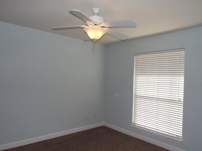 Building Photo - Spacious Pace Home with Office, Fireplace ...