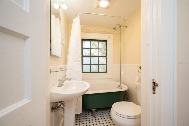 Building Photo - 318 NW 24th St