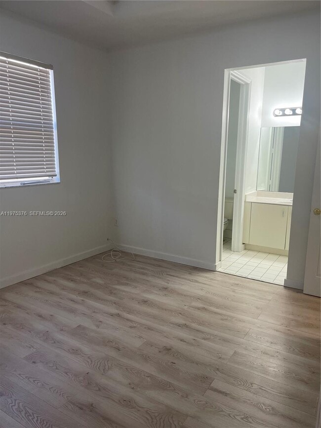 Building Photo - 942 NE 42nd Pl