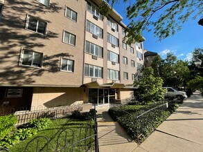 Building Photo - 539 W Stratford Pl